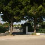Ma quando arriviamo davanti alla cancellata chiusa e dopo aver citofonato per farci aprire, veniamo fermati dal guardiano che ci dice: �In questo complesso e di conseguenza sulla spiaggia, possono entrare solo i residenti�.In realt� l�uomo dovrebbe farci entrare per via della legge regionale n.17 del 10/4/2015